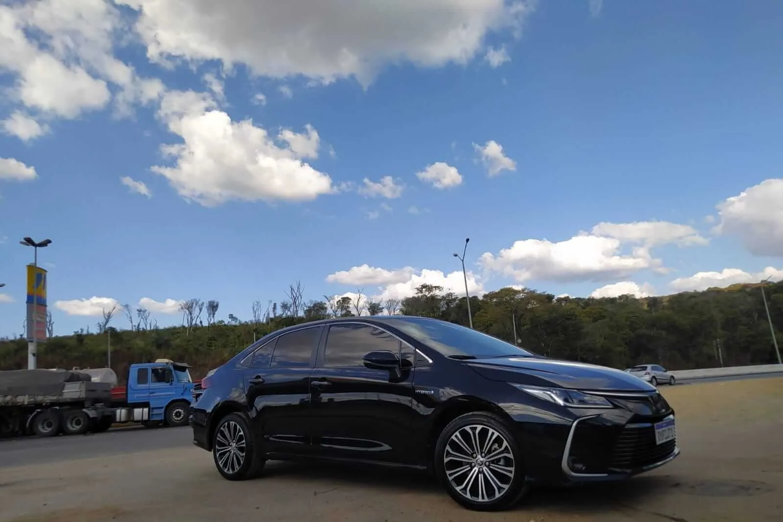 Veículo híbrido Alfaville em atendimento executivo bh