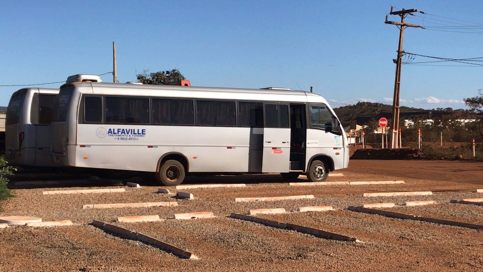 Micro-ônibus Alfaville transportando colaboradores para área industrial
