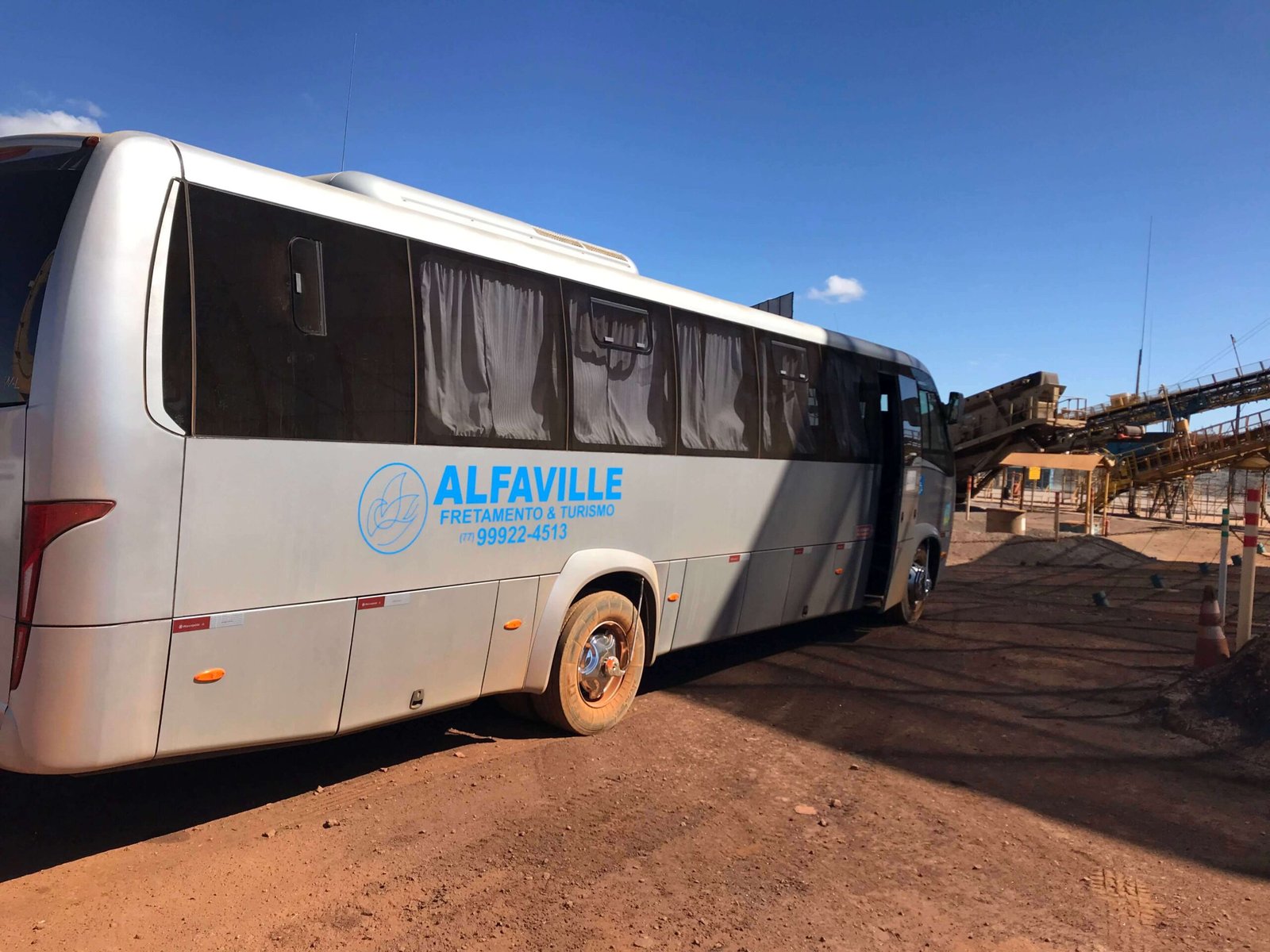 Embarque de colaboradores em micro-ônibus para mineração