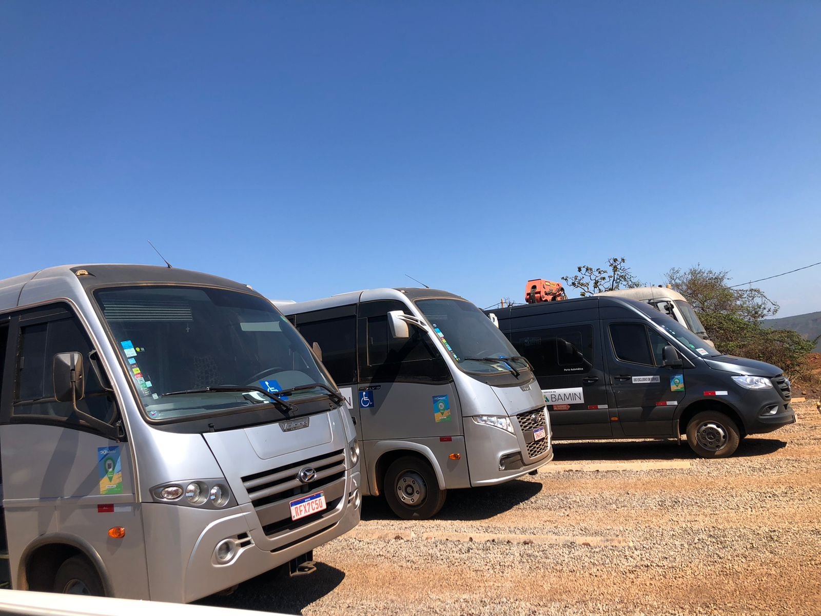 Van e micro-ônibus da Alfaville no transporte diário de funcionários