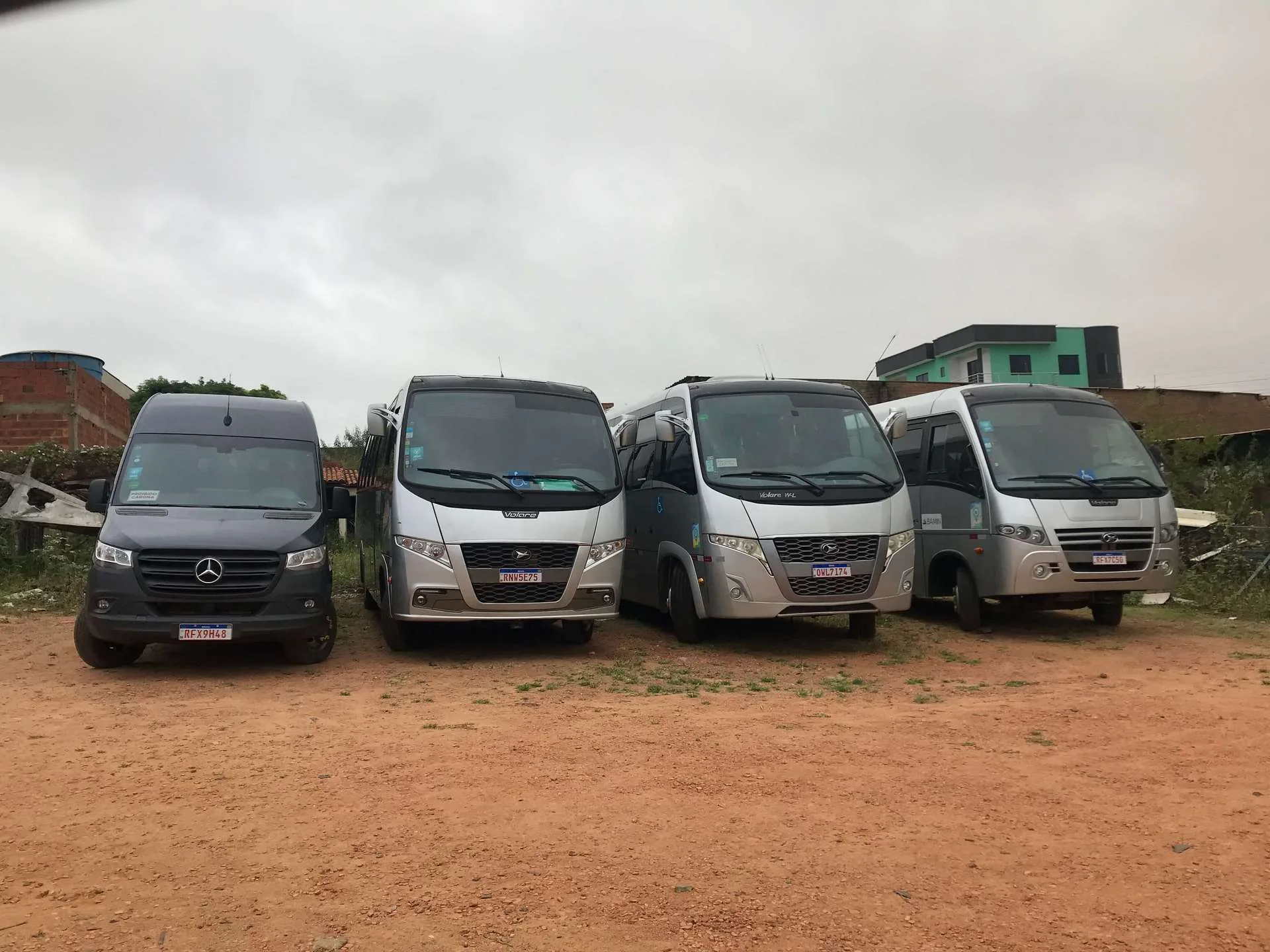 Frota Alfaville com micro-ônibus e van executiva em BH