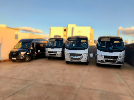 Micro-ônibus e vans executivas da Alfaville em garagem própria