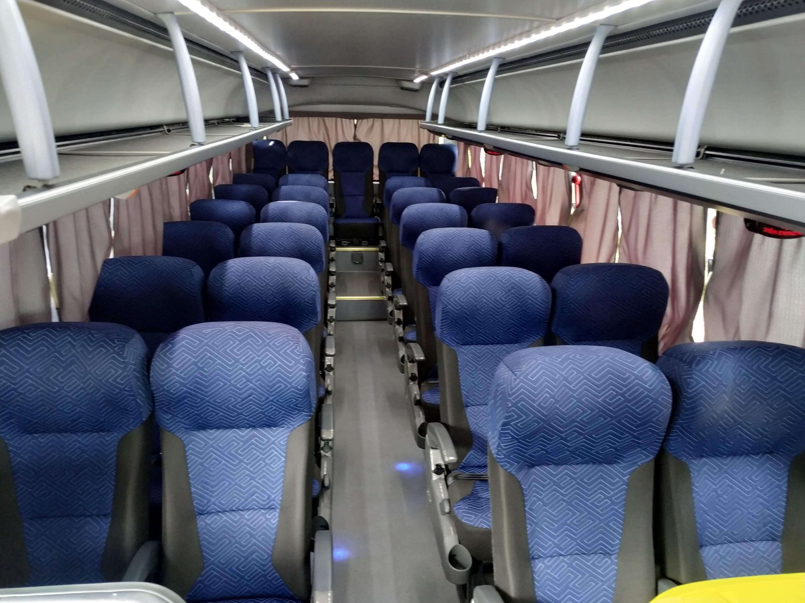 Assentos estofados em micro-ônibus executivo da Alfaville