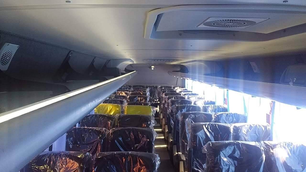 Ônibus executivo com poltronas reclináveis e Wi-Fi