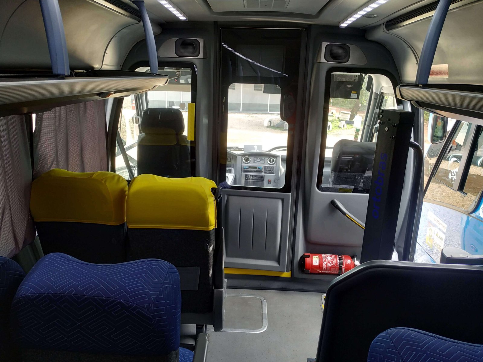 Micro-ônibus com rampa hidráulica para cadeirantes