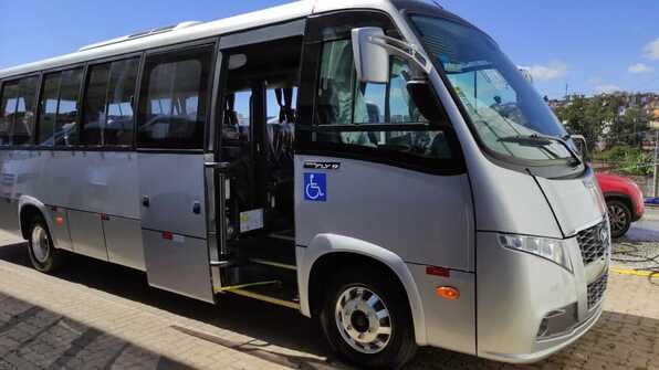 Micro-ônibus Alfaville embarcando funcionários