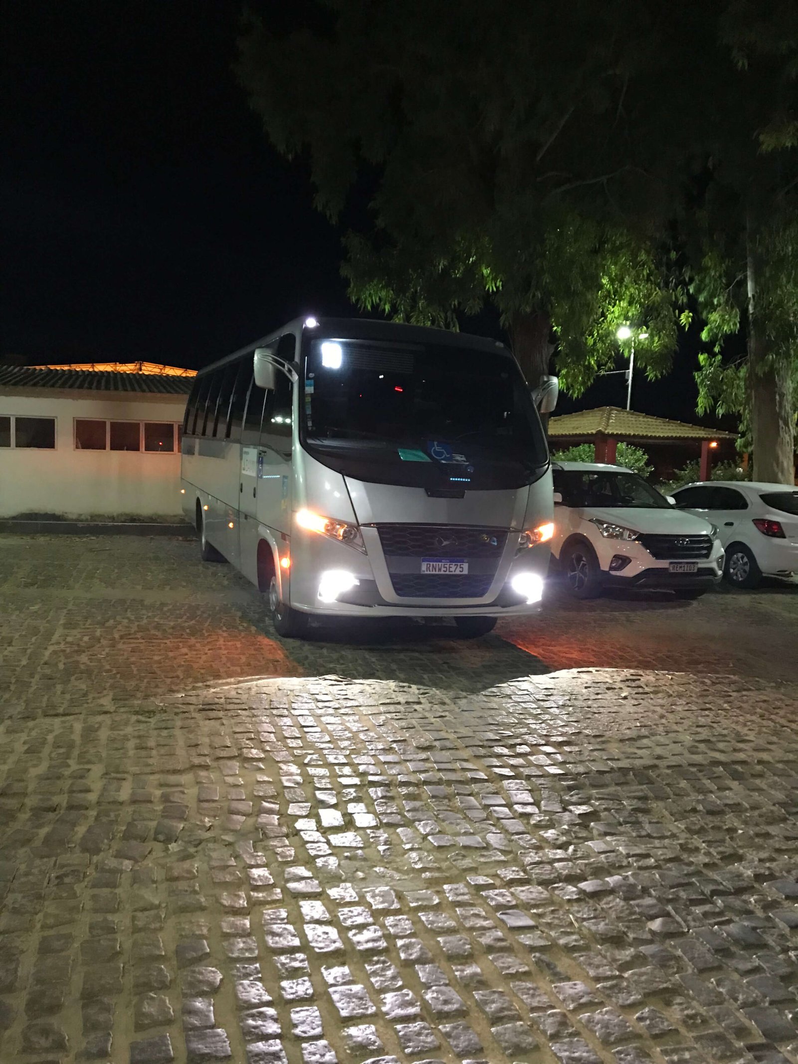 Micro-ônibus em operação em turno de mineração