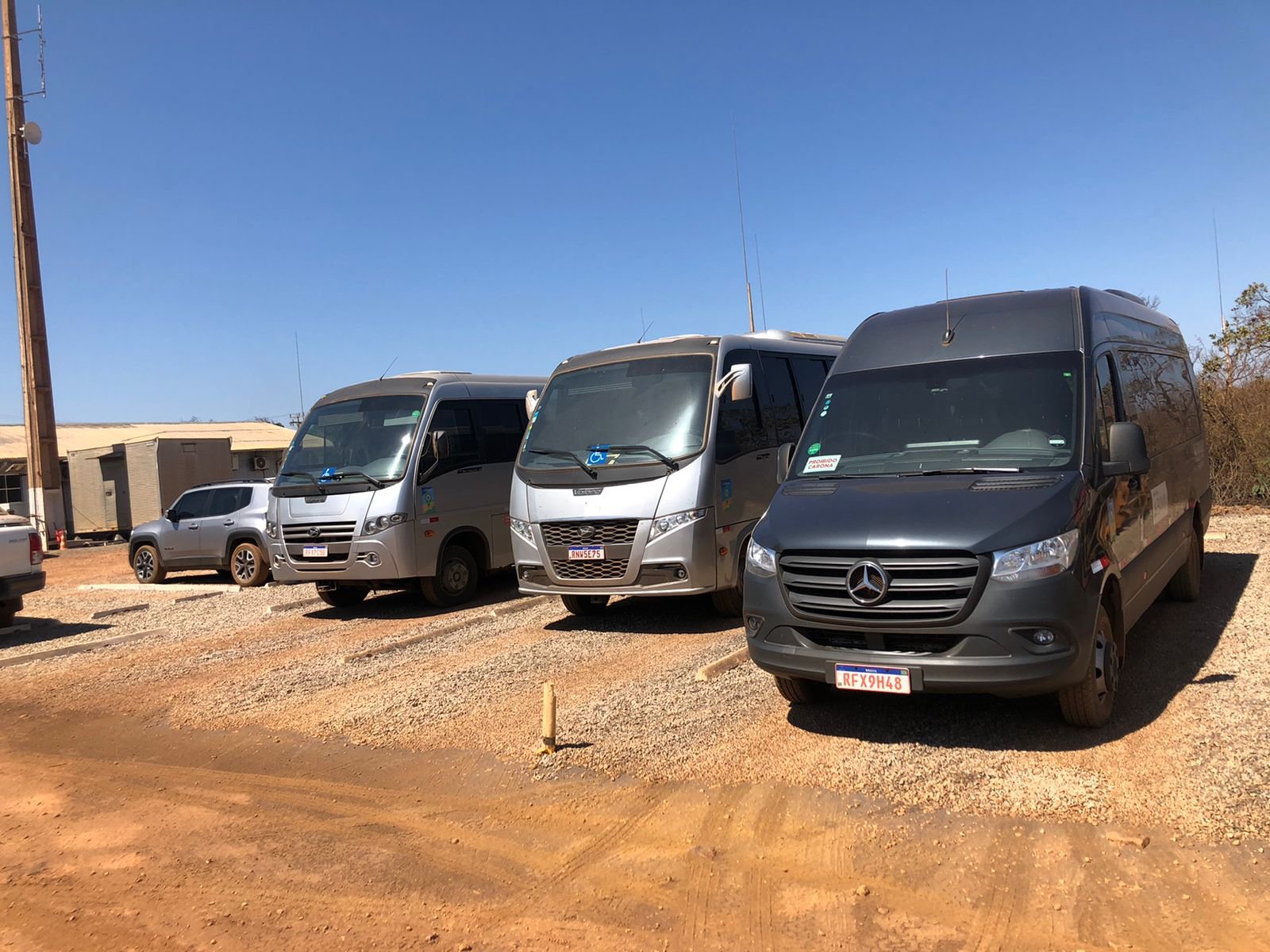 Van e micro-ônibus da Alfaville no transporte diário de funcionários