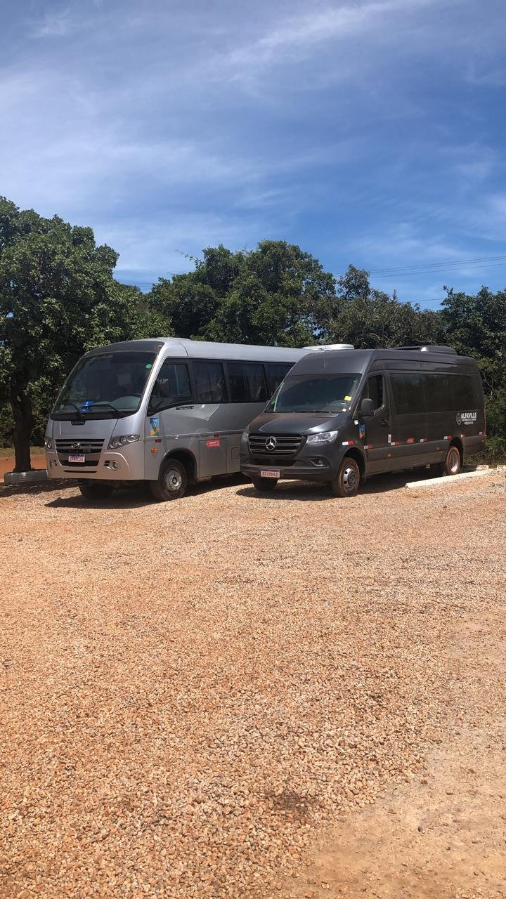 Van e micro-ônibus da frota executiva Alfaville prontos para operação