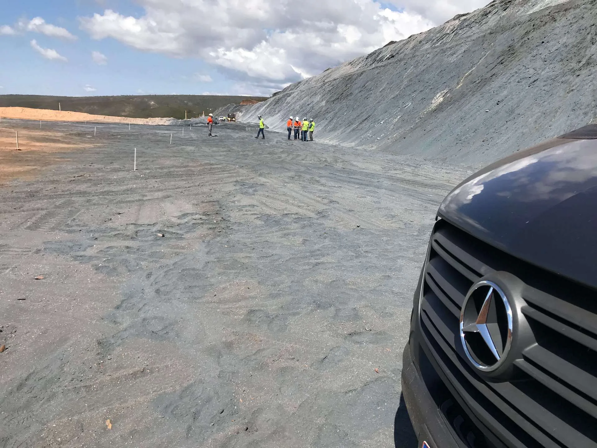 Van executiva Alfaville em mina de minério