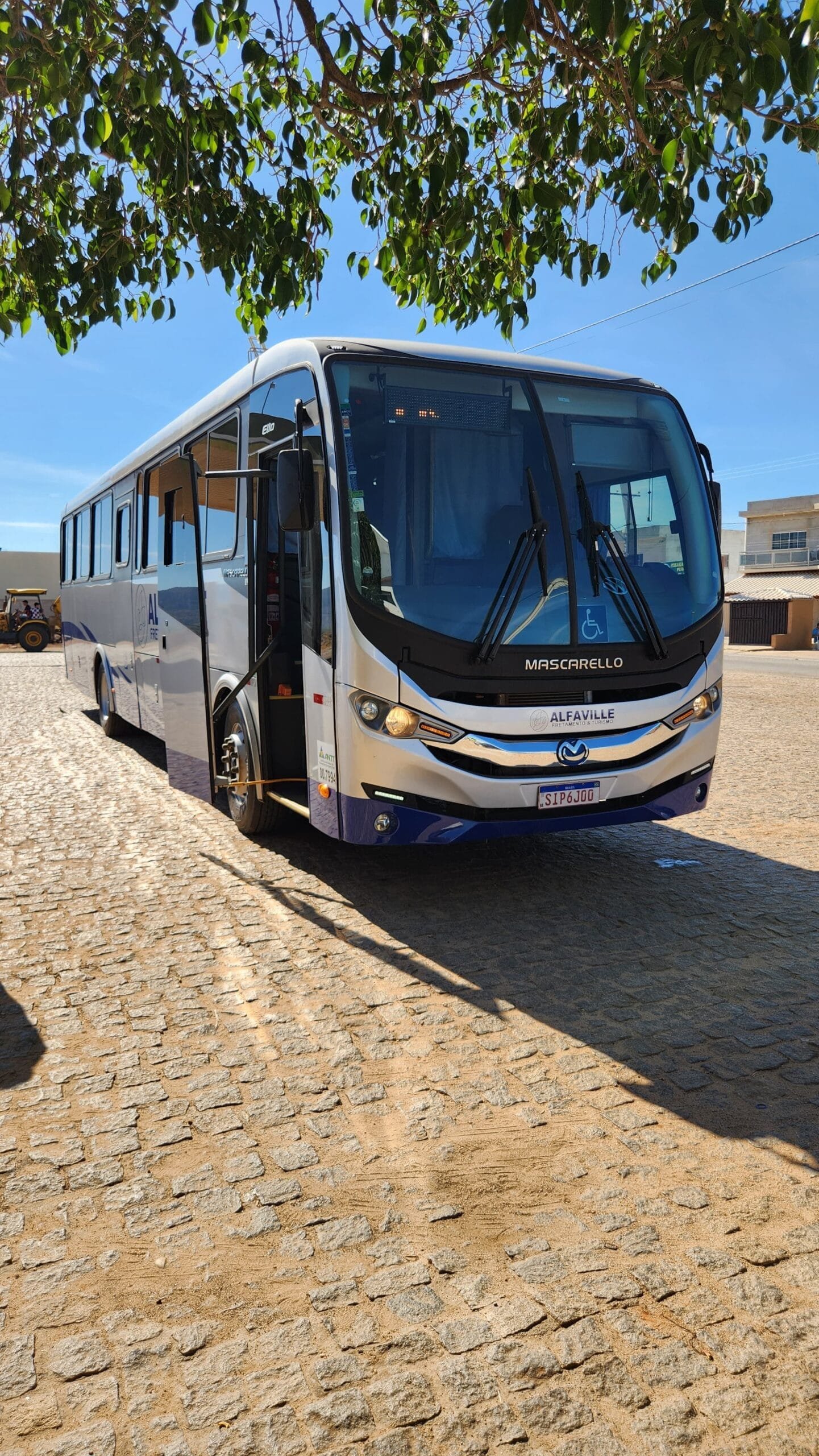 Ônibus Mascarello Alfaville 47 lugares com acessibilidade para fretamento de equipes e excursões.