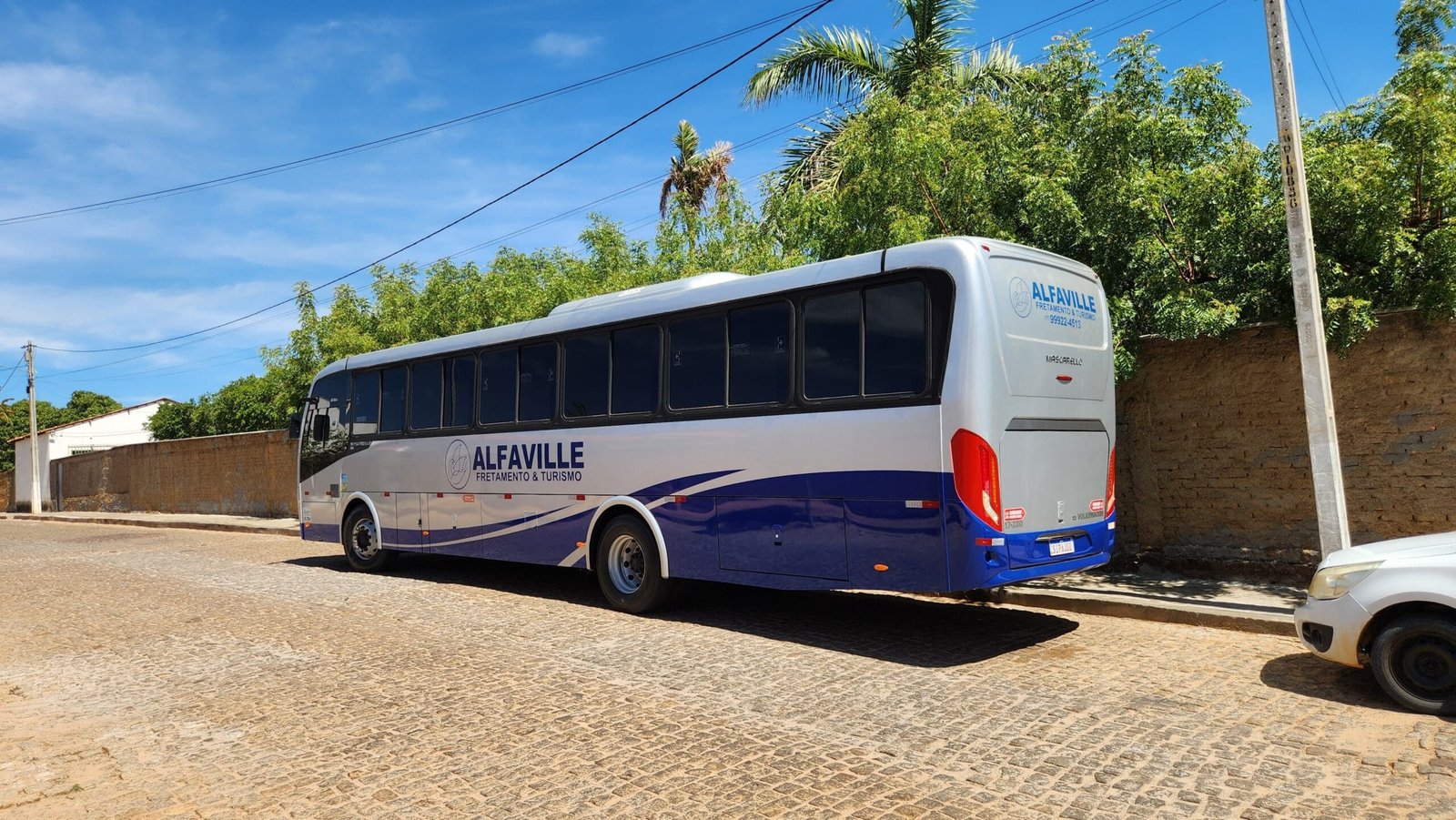 Frota executiva Alfaville 47 lugares para fretamento contínuo e logística de transporte B2B.