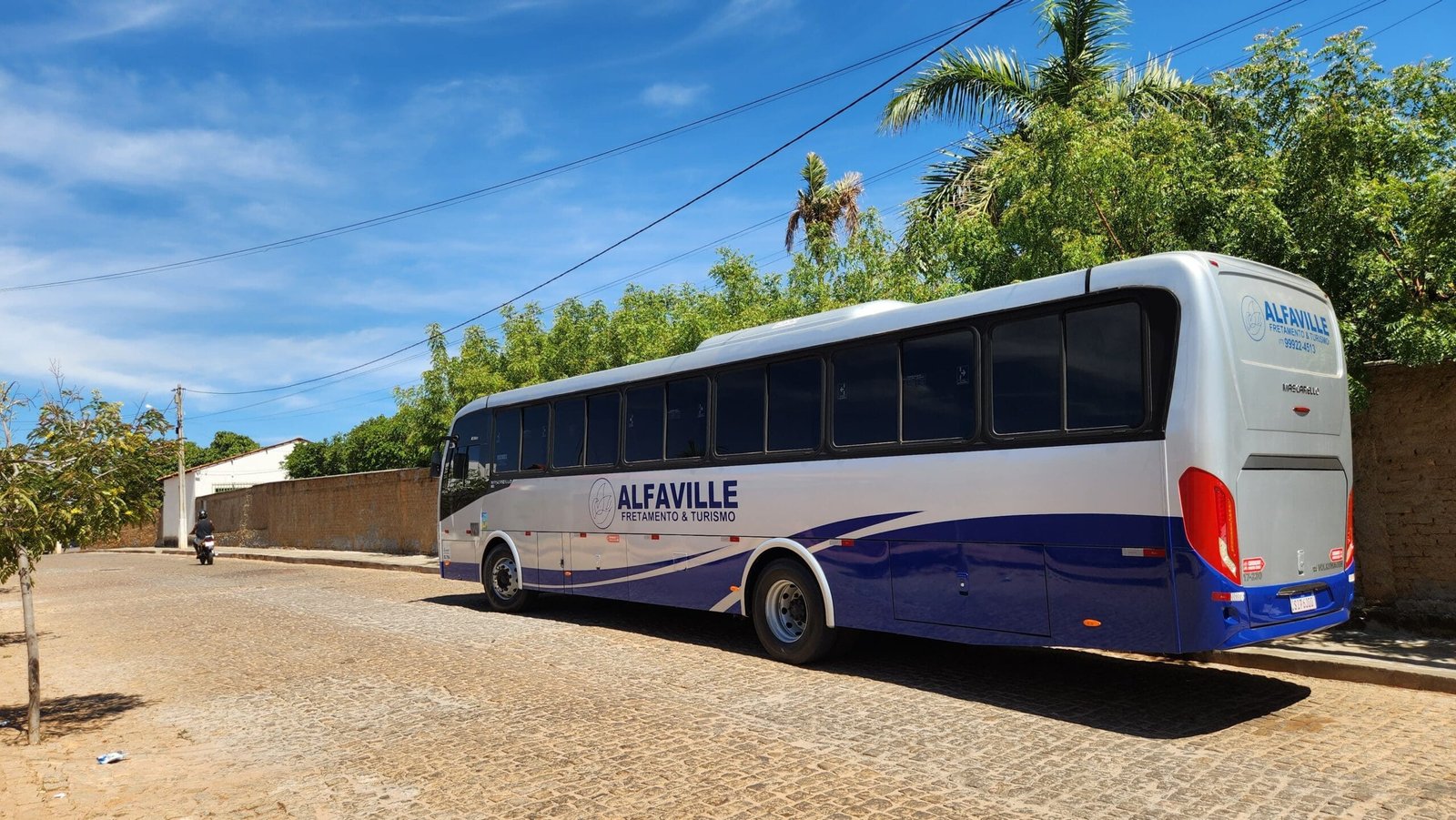 Alfaville Fretamento e Turismo: solução de transporte executivo 47 lugares na Bahia e Minas Gerais.