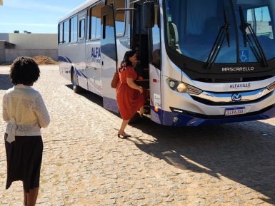 alfaville-embarque-passageira-turismo-qualidade