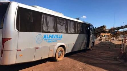 embarque-funcionarios-mineracao-micro-onibus-alfaville